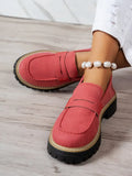 Mocassins rouge corail pour femme printemps été 2025, avec semelle crantée noire, style tendance casual chic, disponibles sur reinemonde.com, portés avec jean blanc et bracelet de cheville perles.
