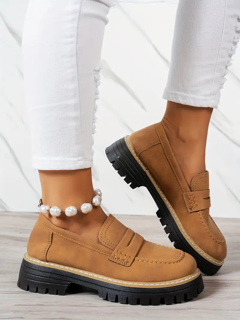 Mocassins femme bleu ardoise tendance printemps été 2025, semelle crantée noire épaisse, look élégant et décontracté, portés avec jean blanc